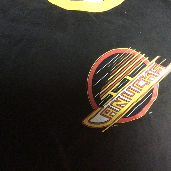 NHL Vancouver Canucks tshirt - Picture 2 of 2
